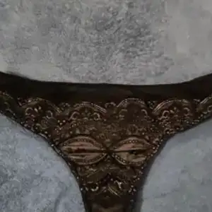Tanga de encaje negro con 3 días de uso
