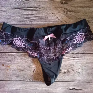 Braguitas negras y rosas corridas de semen de mi sumiso