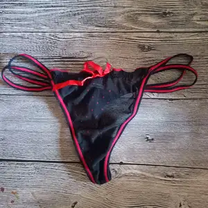 Tanguita rojo y negro transparente