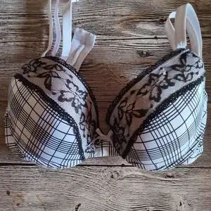 Sujetador blanco y negro