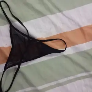 Tanga satén hilo negro