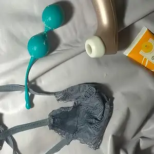 Me masturbo en mi tanga de hilo