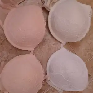sujetador usado blanco o rosa