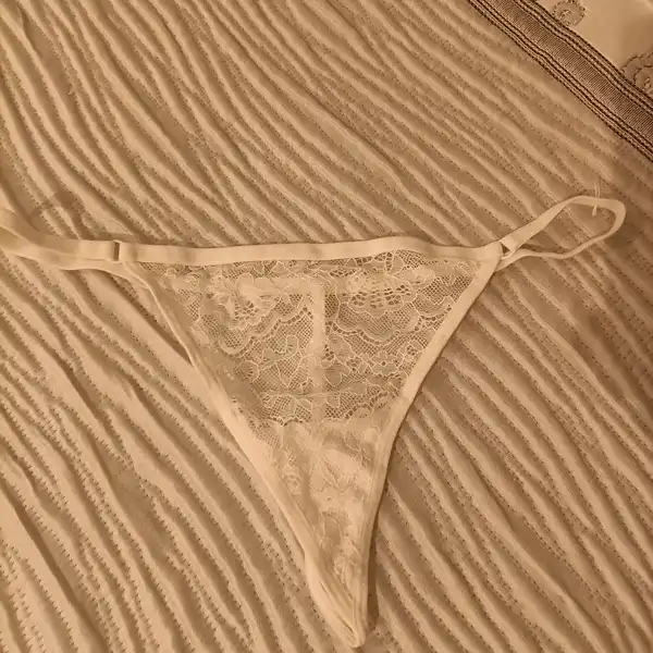 Tangas con mucho flujo y aroma lista para ser utilizadas por ti, pídeme todo lo que quieras y deses.