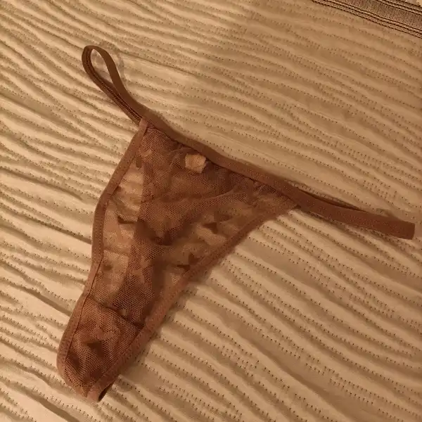 Tangas con mucho flujo y aroma lista para ser utilizadas por ti, pídeme todo lo que quieras y deses.