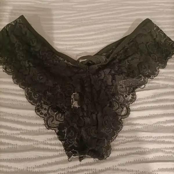 Tangas con mucho flujo y aroma lista para ser utilizadas por ti, pídeme todo lo que quieras y deses.
