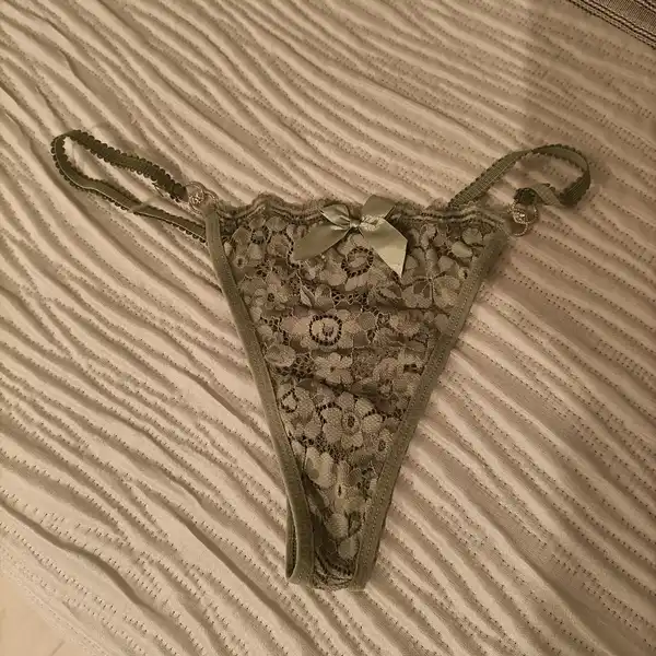 Tangas con mucho flujo y aroma lista para ser utilizadas por ti, pídeme todo lo que quieras y deses.