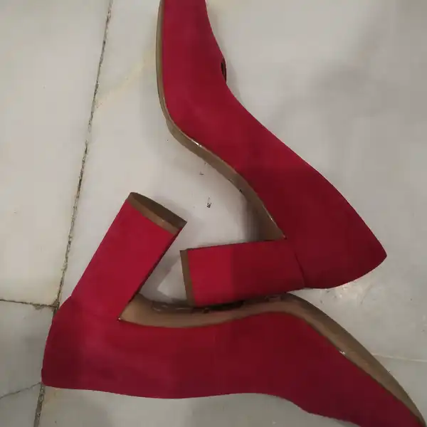 Probando tacones rosa