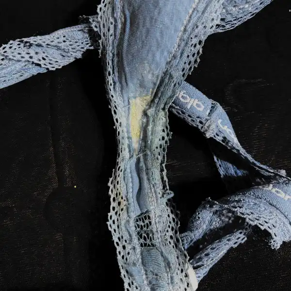 Tanga azul de encaje