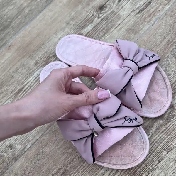 Zapatillas de casa huelen muchísimo a mis pies