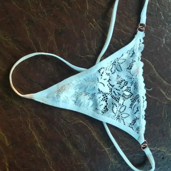 Tanga usado en noche de sexo sin quitar y con sangre mentrual