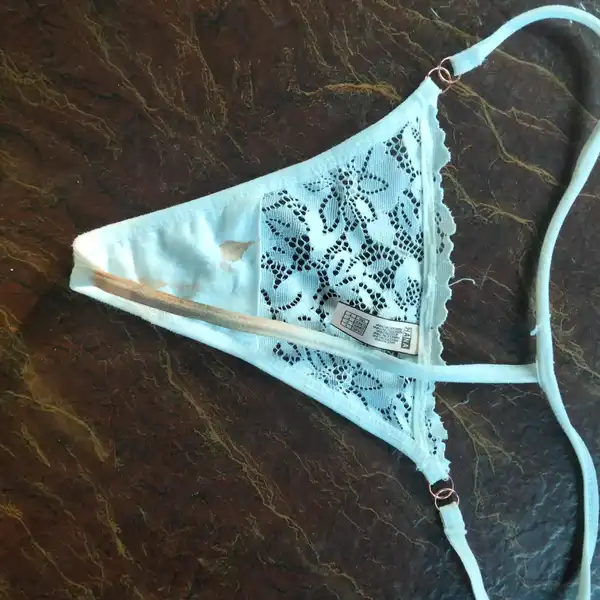 Tanga usado en noche de sexo sin quitar y con sangre mentrual